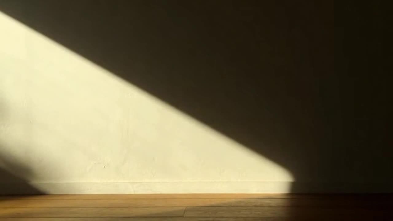 A Cinematic Pause in Motion, Where Light and Timing Create a Moment of Attention